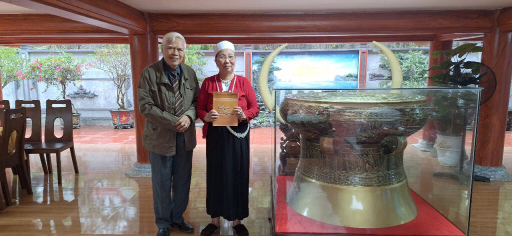 Bà Bùi THị Thao, PGS.TS Trần Ngọc Linh, Viện nghiên cứu các vấn đề tôn giáo và tín ngưỡng
